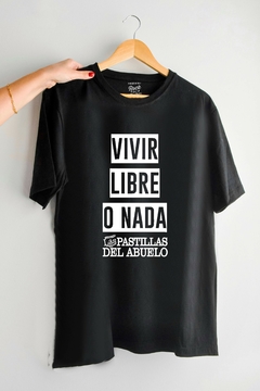 Remera Las Pastillas del abuelo - Vivir libre o nada (Nevada, Negra o Blanca) - comprar online