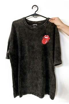 Remera Stones Sticky Fingers - frente y espalda (Nevada, Negra o Blanca) - Whisky N' Dust