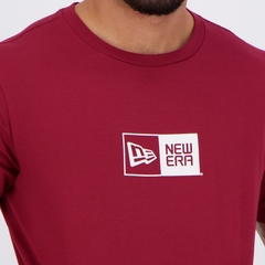 CAMISETA NEW ERA BASICO ESSENTIALS BOX VERMELHO ESCURO - comprar online