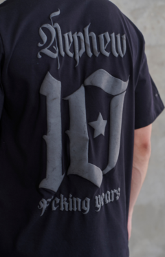 Camiseta Nephew 10 F*ckng Years Preto - comprar online