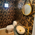 Lavabo decorado com Papel de Parede Folhas Preto e Tons de Ouro Brilho Metálico Vinílico Lavável - Coleção Enchantment - 10 metros | 121305 | Cola Grátis - Ciça Braga