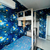 Quarto infantil decorado com Papel de Parede Universo Azul - 10 metros | 222901 - Coleção Hello Kids | Cola Grátis - Ciça Braga