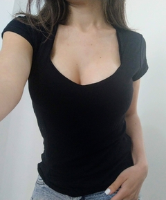 Remera escote corazon hotsell