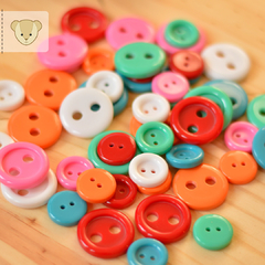 Caixinha Colorê com 48 botões - 6 cores | 17mm e 25mm - Débora Radtke