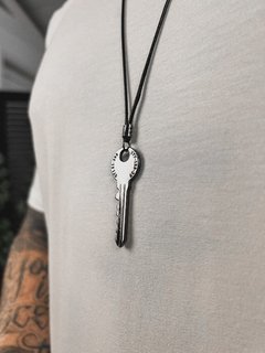 Colar LEATHER KEY na internet