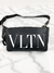 Pochete Valentino Logo VLTN Preta