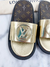 Slide Louis Vuitton Monograma e Dourado Logo 38BR
