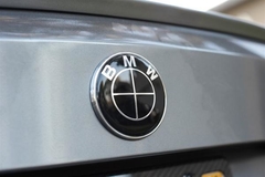 Emblema Simbolo Traseira 74mm BMW Serie 3 (F30) 316i 318i 320i 323i 325i 328i M3 2013 2014 2015 2016 2017 2018 +Buchas Original na Caixa na internet