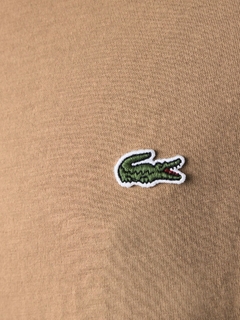 CAMISETA LACOSTE REGULAR FIT ALGODÃO PIMA BEGE na internet