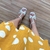 Sandália Salto Médio Off White Detalhe Dourado - Trevie  - Calçados Femininos