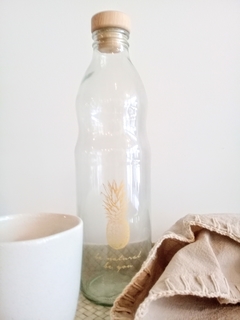 Botella de vidrio con ilustracion piña dorada y tapa de madera - comprar online