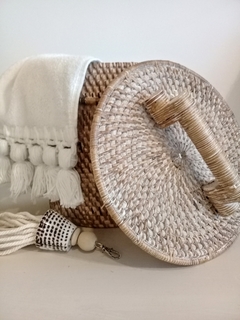 Cestito de rattan blanco con tapa - comprar online