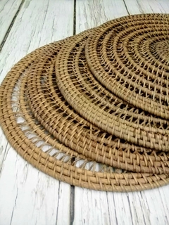 Individual de rattan natural calado - 35 cm - comprar online