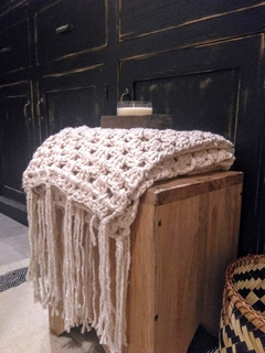Manta tejida al crochet de algodon crudo - Medidas 60 x 175 cm (sin contar los flecos)