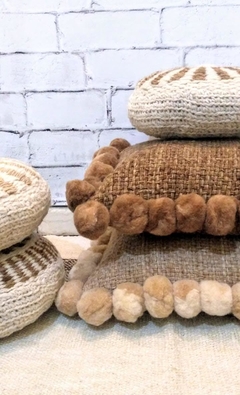 Almohadon cuadrado con pompones hecho en telar con lana de oveja