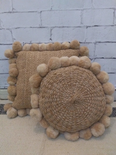 Almohadon cuadrado con pompones hecho en telar con lana de oveja - comprar online