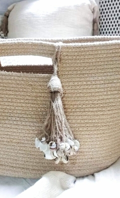 Bolso de algodón y lurex con borla de caracoles