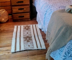 Alfombra costado de cama tejida en telar - 50 x 90 cm