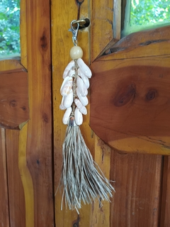 Llavero / accesorio caracol y raffia