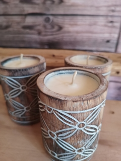 Vela en vaso de madera tallada diseño flor