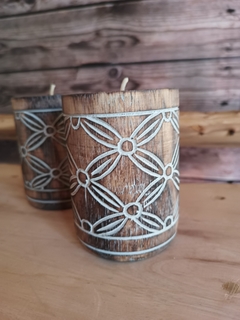 Vela en vaso de madera tallada diseño flor en internet
