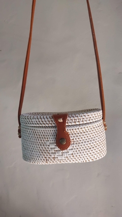 Cartera fusión ovalada blanca - rattan y correa de cuero