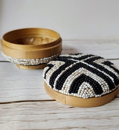 Cajita de bamboo redonda bordada con mostacillas - comprar online
