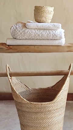 Canasto de rattan blanco y madera con portarollo - 35 x 50 cm - comprar online