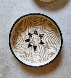 Imagen de Bandeja de rattan flor blanca - Medidas S y M