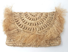 Clutch de raffia natural con flecos - Medidas en internet