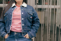 JAQUETA TOMMY JEANS TRUCKER FEMININA na internet