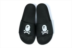 BAPE CROSSBONE SLIDE - PRETO