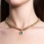 Choker Elo Martina no Banho de Ouro, com um encantador Pingente Carrê em Zircônia Verde Turmalina e Zircônias Cristais