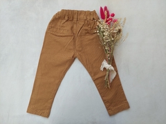 PANTALON DE GABARDINA CORTE CHINO DULCE DE LECHE - comprar online