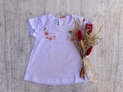 REMERA BORDADA FLORES NATURAL