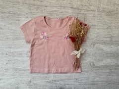 REMERA PUPERA BORDADA FLORES ROSA VIEJO