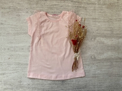 REMERA CON VOLADO DE TUL ROSA