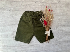 BERMUDA DE GABARDINA CORTE CHINO VERDE - comprar online