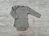 BODY BASICO CUELLO AMERICANO GRIS