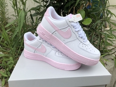 NIKE AIR FORCE 1 - BRANCO/ROSA - UNISSEX - NETSHIRTS