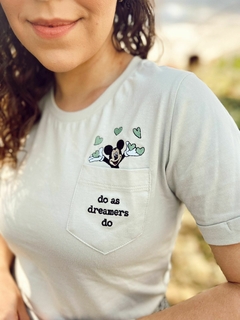 Camiseta Mickey - feminina, cinza, 100% algodão, bordada no bolso - comprar online