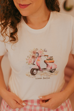 Camiseta Ciao Bella - Feminina, off white, 100% algodão premium, estampada em aquarela