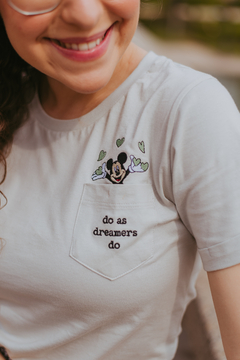 Camiseta Mickey - feminina, cinza, 100% algodão, bordada no bolso - SIS.STORE 