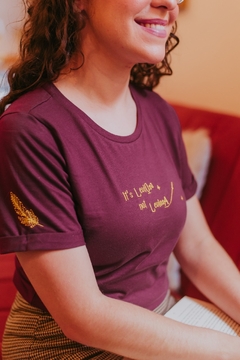 Camiseta Hermione - Feminina, cor vinho, 100% algodão premium, bordada - comprar online