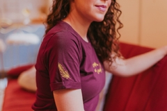 Camiseta Hermione - Feminina, cor vinho, 100% algodão premium, bordada - loja online