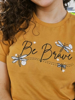 Camiseta Coraline - Feminina, mostarda, 100% algodão Premium, Estampada