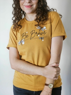 Camiseta Coraline - Feminina, mostarda, 100% algodão Premium, Estampada - comprar online