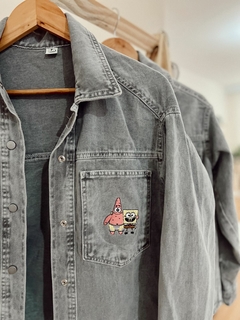 Camisa Jeans Bob Esponja - 100% algodão, bordada, oversized - loja online