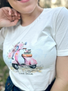 Camiseta Ciao Bella - Feminina, off white, 100% algodão premium, estampada em aquarela na internet