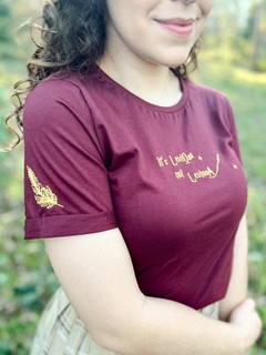 Camiseta Hermione - Feminina, cor vinho, 100% algodão premium, bordada